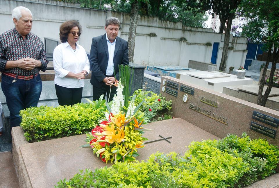 Chefe do paço andreense faz a visita ao túmulo do ex-prefeito todos os anos. (Foto: Divulgação)