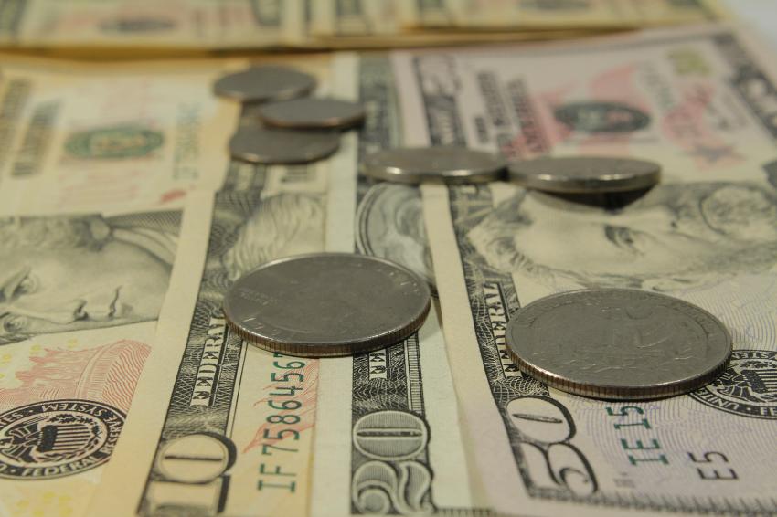 Às 9h30, o dólar à vista no balcão subia 0,29%, a R$ 3,9792 (Foto: Banco de Dados)