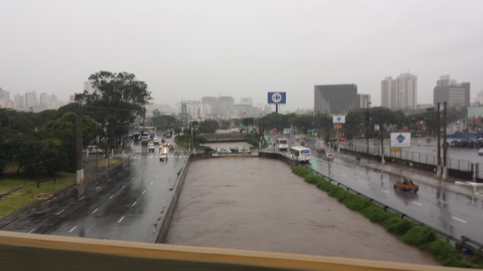 Rio Tamanduateí estava perto de transbordar e alagar a av. do Estado na altura do Sam´s Club, em Santo André, por volta das 15h40 (Foto: Marcelo de Paula)