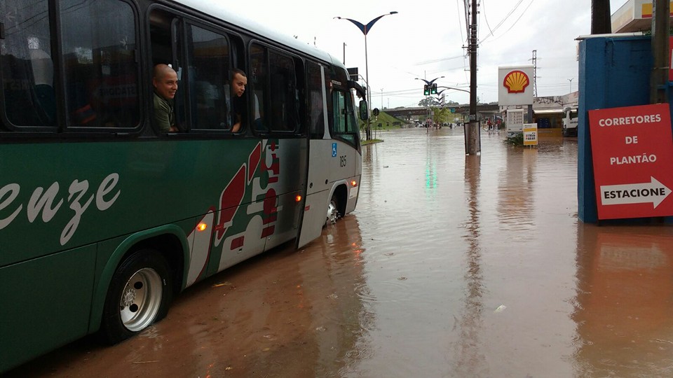 Ônibus não conseguiu passar pela av. Capitão João, perto da Prefeitura de Mauá (Foto: Tiago Oliveira)
