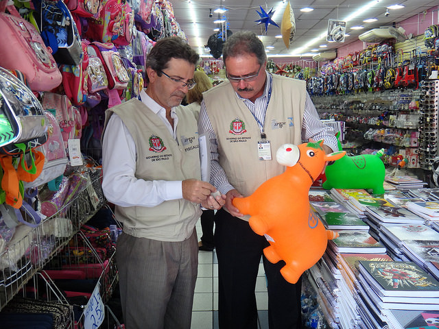 Fiscais do IPEM estiveram em lojas do ABC na segunda-feira, dia 1º de fevereiro (Foto: Divulgação/IPEM)