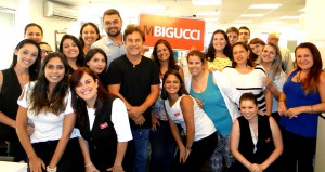 Durante a visita na construtora, o ator tirou fotos com os colaboradores (Foto: Divulgação)