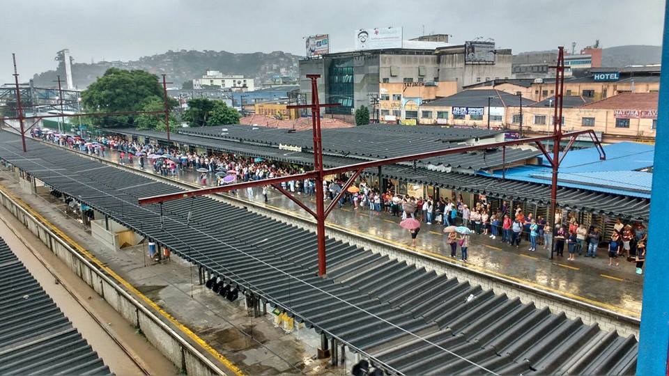 Como os trens deixaram de circular, a Estação de Mauá ficou lotada (Foto: Tiago Oliveira)