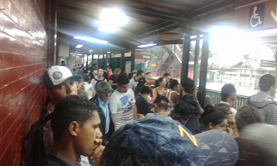 Os usuários de trem que estavam na estação Ribeirão Pires também não tinham para onde ir (Foto: Carlos Carvalho)