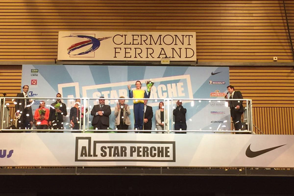 Fabiana Murer no pódio do AllStar Perche, em Clermont-Ferrand, na França (Foto: Divulgação)