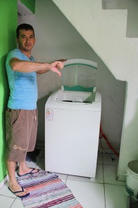 Antonio Marcos Alves colocou a máquina de lavar na sala