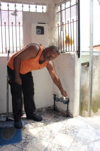 Vanderlei Rodrigues capta água da chuva em tonéis