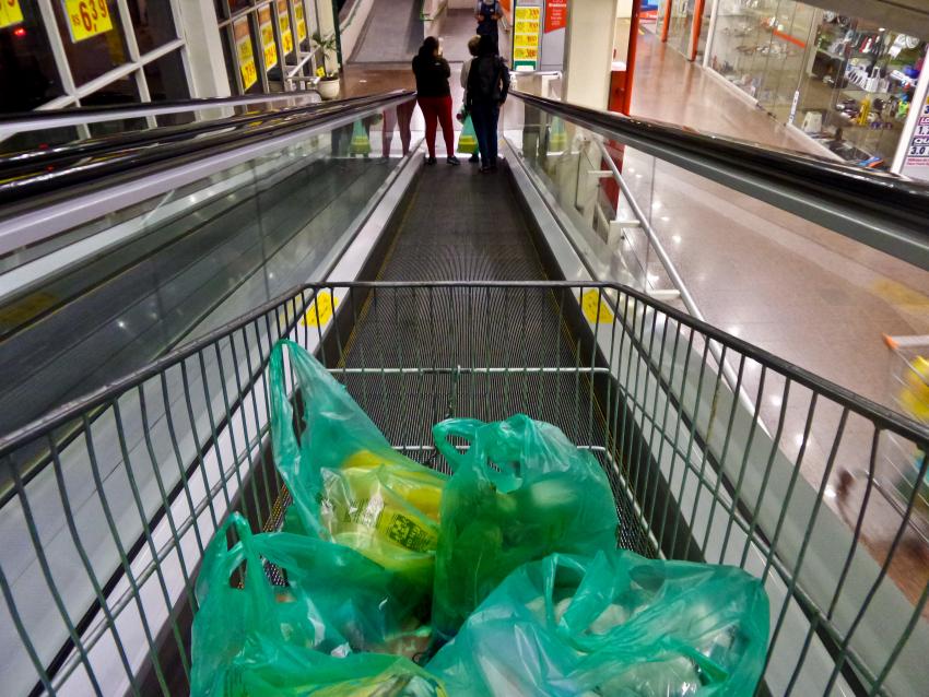 Embalagens menores e maiores, conhecidas como econômicas, caíram no gosto do consumidor (Foto: Rafael Neddermeyer/ Fotos Públicas)