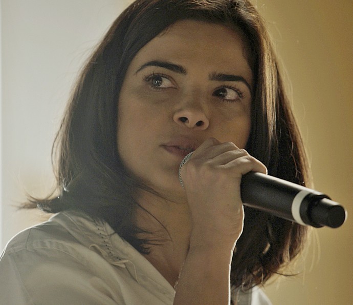 Tóia pega o microfone e desmascara Romero na frente de todos, em alto e bom som (Foto: TV Globo)