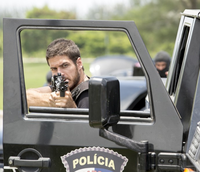 Dante entra em confronto com bandidos (Foto: Felipe Monteiro/ Gshow)