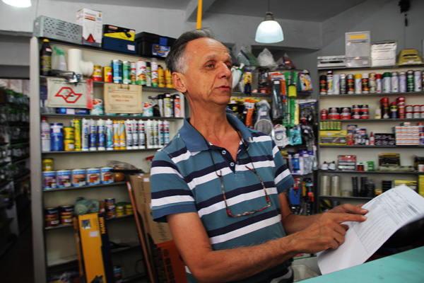 Edson José Sarno observa manutenção de vendas de miudezas (Foto: Pedro Diogo)