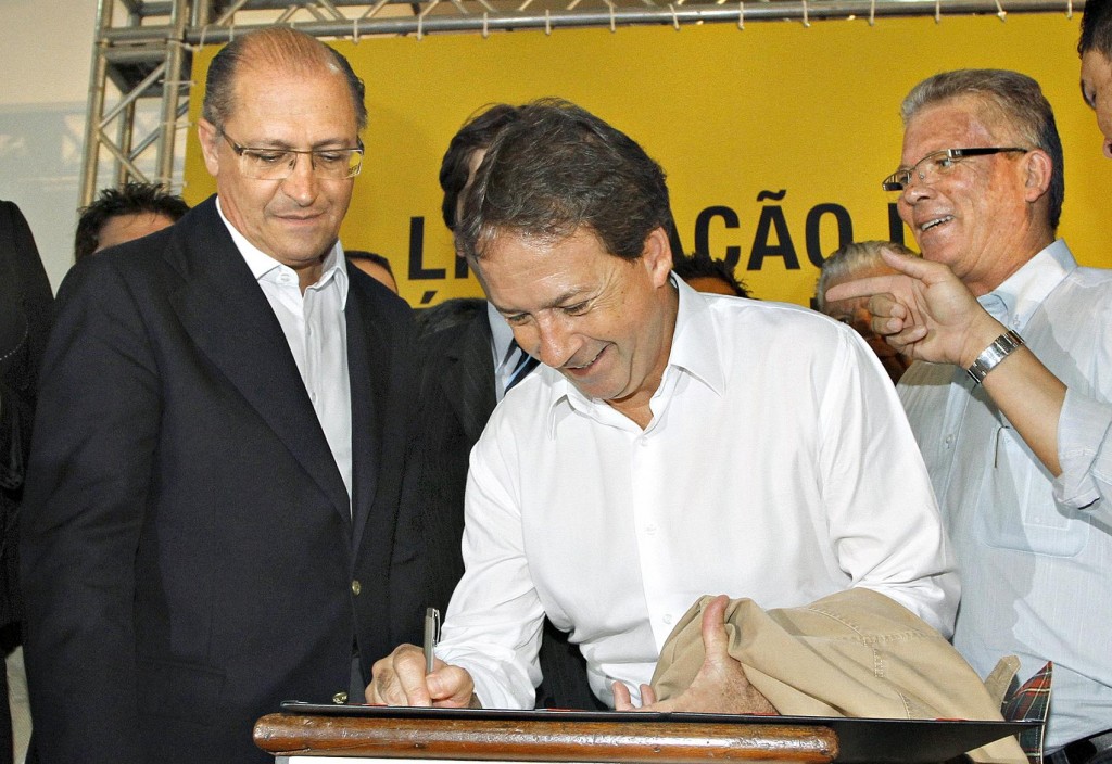 O governador Geraldo Alckmin assina liberação de crédito do FUMEFI, para o municpio de Itaquaquecetuba. 04.04.2011 Itaquaquecetuba-SP Foto: Gilberto Marques/Governo do Estado de SP
