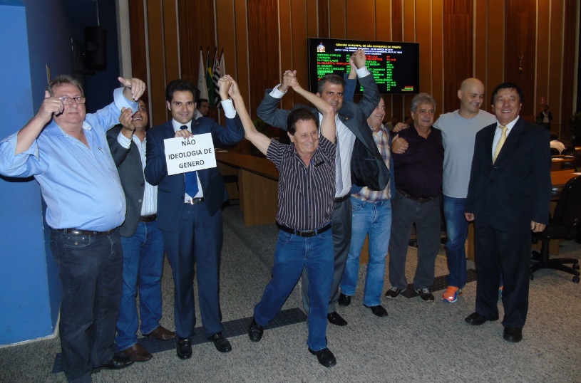 Oposicionistas comemoraram a derrota de Marinho no Legislativo (Foto: Carlos Carvalho)
