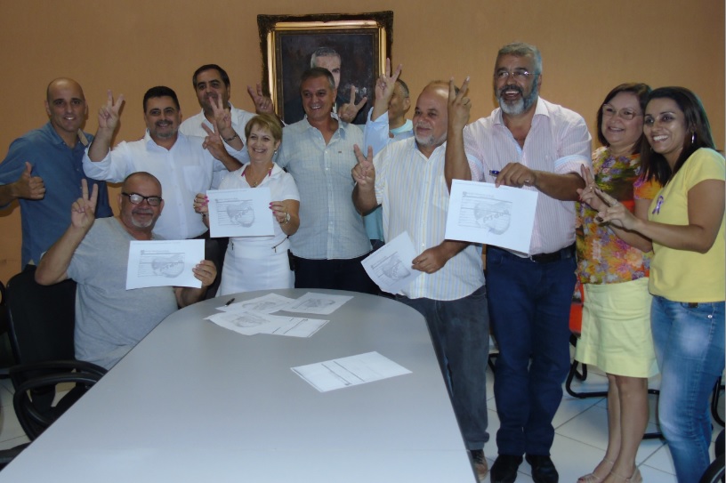 Adelto Cachorrão, Ivan e Simão assinaram ficha de filiação ao PTdoB nesta terça. Demais socialistas vão assinar ao longo do mês (Foto: Carlos Carvalho)