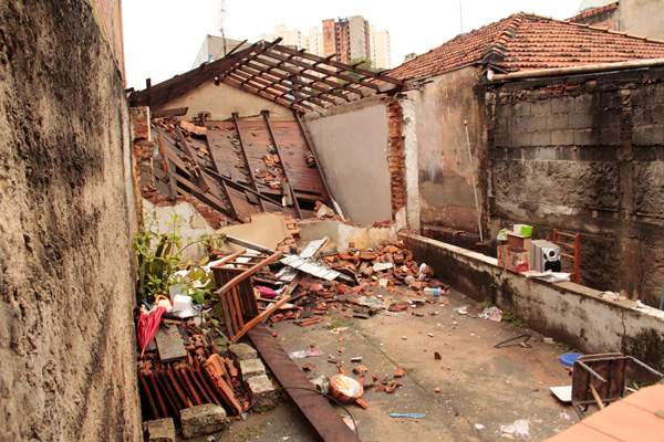 Paredes de casa na rua Planaltina, na Vila Sá, vieram ao chão (Foto: Pedro Diogo)