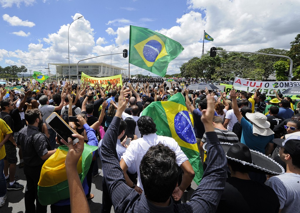 Manifestação em Brasília contra a nomeação do ex-presidente Luiz Inácio Lula da Silva para a Casa Civil. Foto: Edilson Rodrigues/Agência Senado