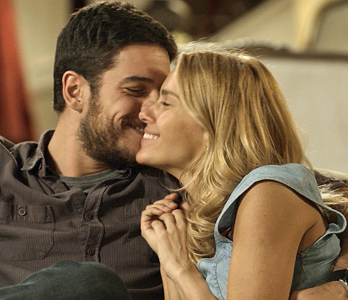 Dante e Lara contam que acabaram de ficar noivos (Foto: TV Globo)
