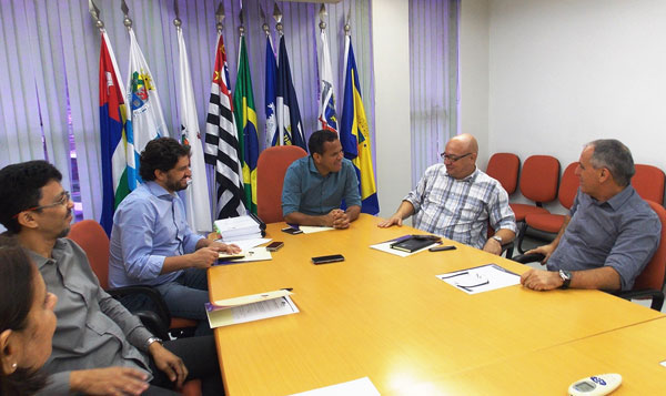 Prefeito de Mauá, Donisete Braga (ao fundo), passa o cargo para Joaquim Celso Freire Silva (segundo da direita para a esquerda) (Foto: Divulgação)
