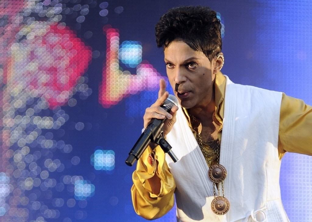 30jun2011---o-cantor-prince-durante-show-no-stade-de-france-em-saint-denis-paris-1391971156128_1024x730