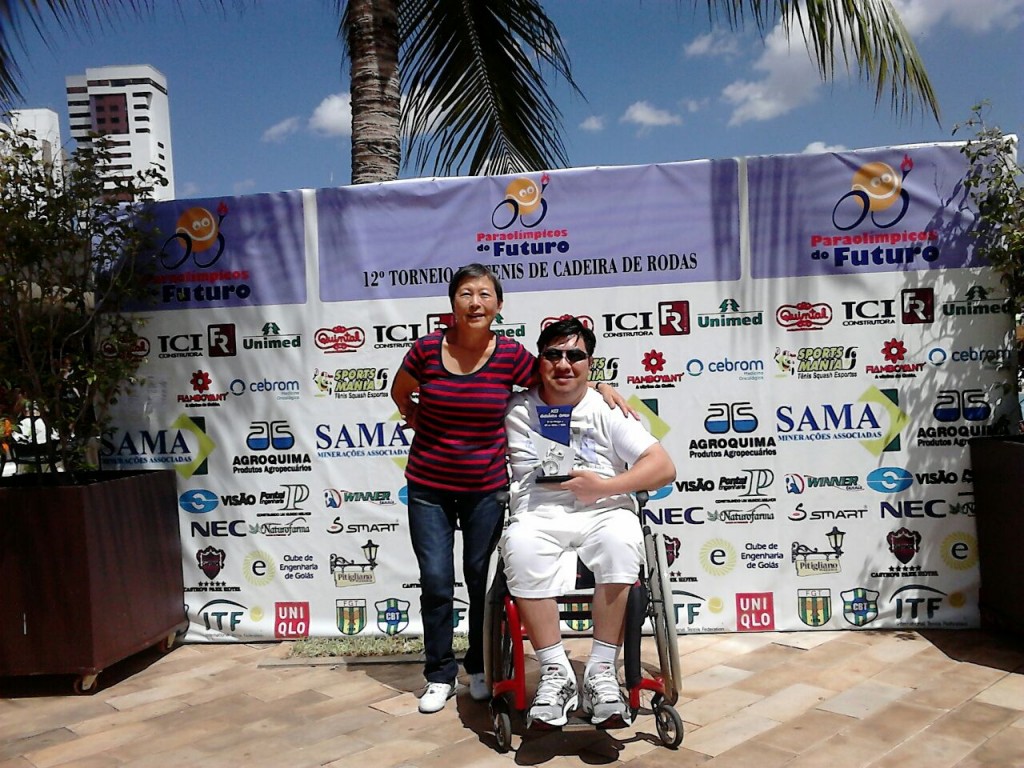 Lucio Umeki conquistou dois troféus de prata no 12º Torneio Internacional de Tênis para Cadeirante (Foto: Divulgação)