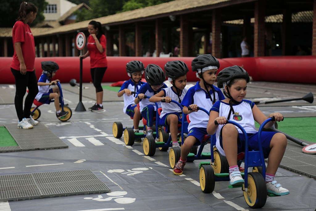 Minipista simula pequena cidade, com algumas sinalizações de trânsito (Foto: Alexandre Yort/PMSCS)