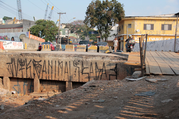 Obras obstruem passagem de veículos pela ponte (Foto: Pedro Diogo)