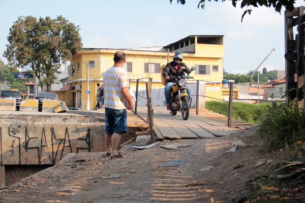 Motos andam pelas calçadas e quase atropelam pedestres (Foto: Pedro Diogo)