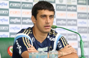 SÃO PAULO, SP - 08.02.2016: TREINO DO PALMEIRAS - O jogador Robinho, da SE Palmeiras, concede entrevista coletiva antes do treinamento, na Academia de Futebol, no bairro da Barra Funda. (Foto: Cesar Greco / Fotoarena)