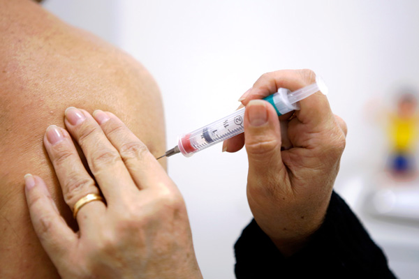Vacina trivalente (inclui H1N1) abrangerá grupos prioritários em abril (Foto: Eric Romero/PMSCS)