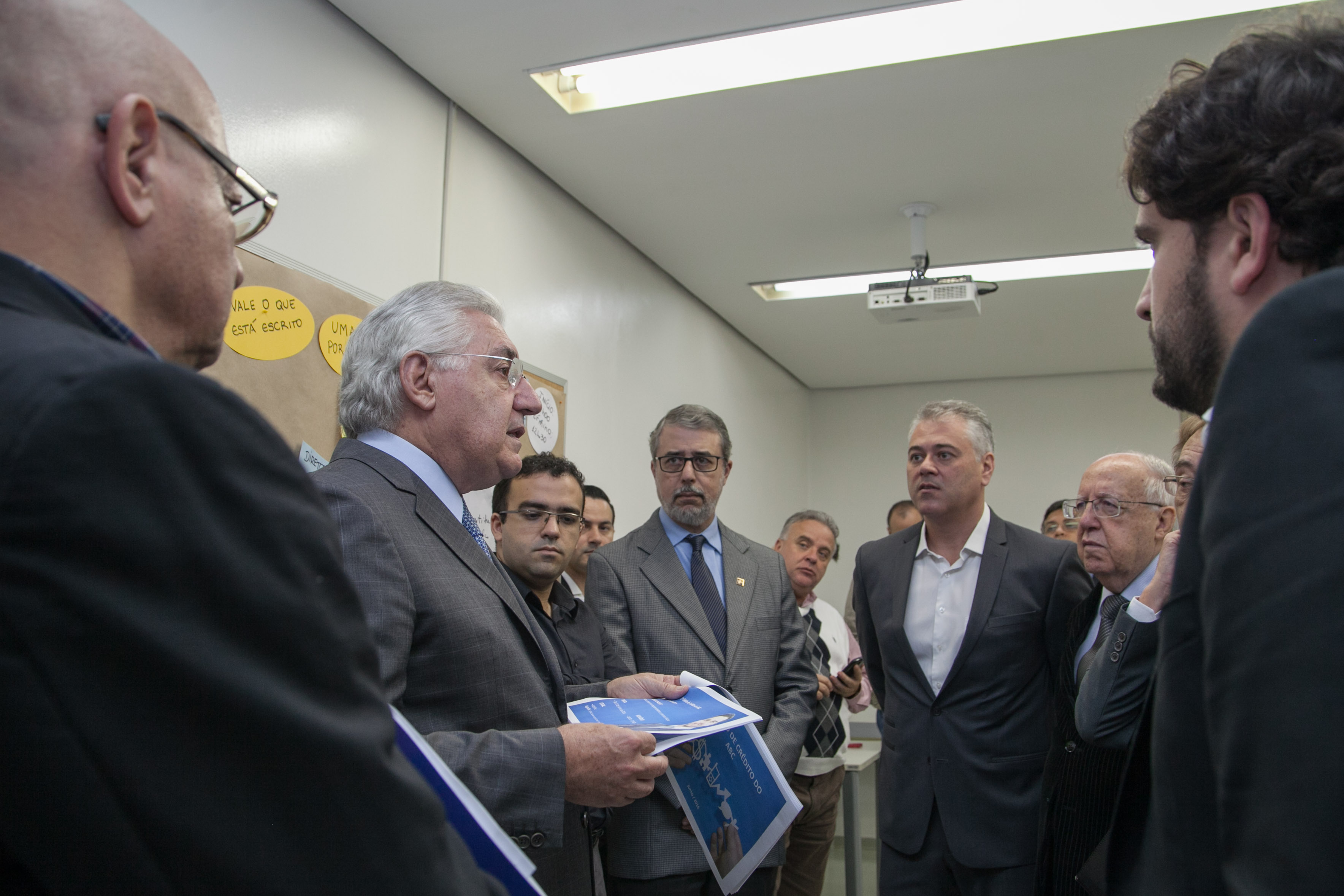 Reunião Consórcio Intermunicipal do Grande ABC.Com a presença do Presidente do Sebrae Nacional,Afif Domingos;o Diretor Técnico do Sebrae-SP,Ivan Hussni; o Presidente da Agência do Desenvolvimento Econômico do ABC,Joaquim Celso Freire; o Secretário Executivo da Agência de Desenvolvimento do Grande ABC,Giovanni Rocco; o Gerente do ER Grande ABC, Arthur Achoa; o analista de acesso a mercados e serviços financeiros,Gustavo Marques;o Diretor da Cooperativa de Crédito,Luiz Antonio ;o Diretor Presidente da Cooperativa de Crédito,Wilson Ambrósio;mais sete prefeitos do ABC: o Prefeito Luiz Marinho (São Bernardo do Campo); o Prefeito Carlos Alberto Grana (Santo André); Paulo Pinheiro (São Caetano do Sul); o Prefeito Lauro Michels (Diadema); Donisete Braga (Maúa); o Assessor Regional ,Ailton Gomes (Ribeirão Pires); o Prefeito Gabriel Maranhão ( Rio Grande da Serra).Data:06/06/2016.Local: Santo André/SP.Foto: Cris Castello Branco/Sebrae-SP