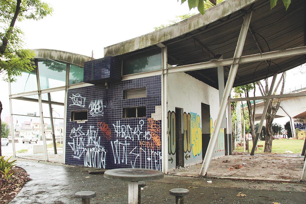 Na Sacadura Cabral, em Santo André, base foi vandalizada (Foto: Pedro Diogo)
