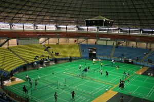  No badminton, esporte olímpico, os jogadores usam raquetes para fazer com que a peteca toque o campo adversário passando por cima de uma rede