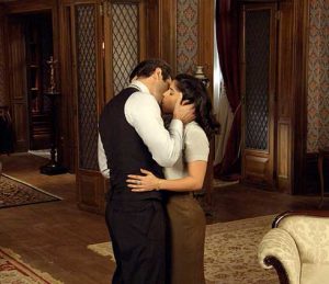 Araújo se declara e beija Olga  (Foto: TV Globo)