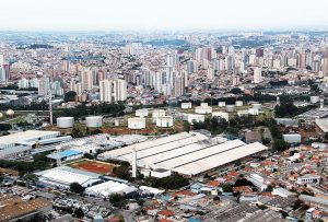 Com o alto custo dos poucos terrenos disponíveis, o município investe em segmentos tecnológicos para gerar receita para manter o melhor IDH do Brasil (Foto: Alexandre Yorth/pmscs)