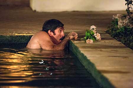 Ernesto se esconde no lago da mansão para se safar de Araújo (Foto: Isabella Pinheiro/Gshow)