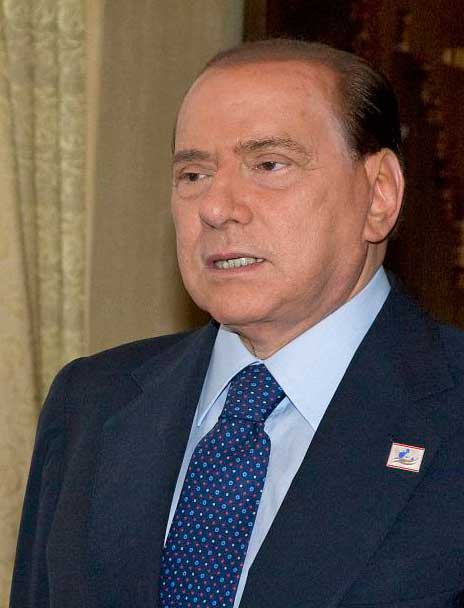 Berlusconi anucia venda do