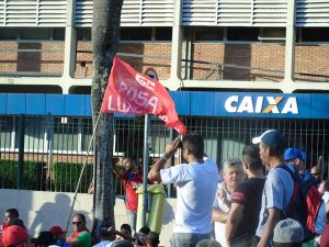 Manifestantes esperam resultado de reunião junto a Caixa (Foto: Carlos Carvalho)