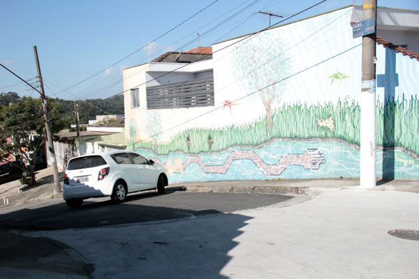 Carros são obrigados a fazer a curva por falta de sinalização. (Foto: Pedro Diogo)