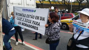 Manifestantes reclamam da falta de água (Foto: Tamara Polastre)