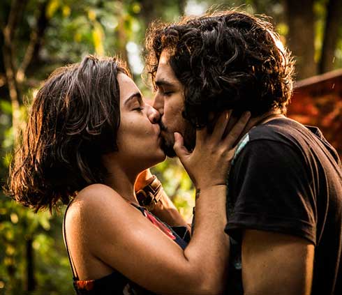 Olívia e Miguel trocam beijos apaixonados  (Foto: Inácio Moraes/ Gshow)