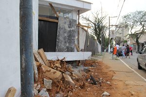Moradores reclamam da falta de salas de velório e banheirios (Foto: Pedro Diogo)
