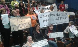 Manifestantes não gostaram de duas escolhas para a Comissão: Tavares e João Batista, por problemas que ocorreram durante o pedido de CPI (Foto: Reprodução)