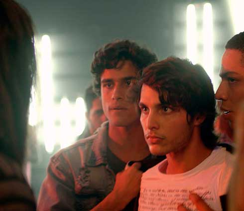 Lucas fica com ciúmes de Ju (Foto: TV Globo)
