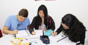 Pedro, Giulia e Mariana intensificam estudos para o Enem (Foto: Pedro Diogo)