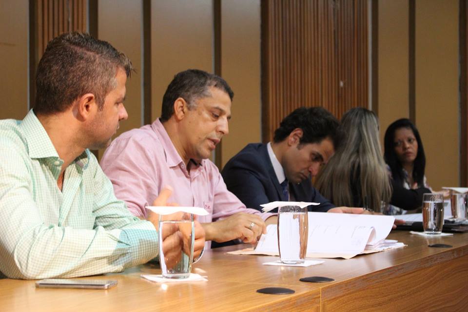 Apesar da forte discussão na sessão ordinária, Cartola e Cloves não tiveram problemas na reunião da CPI (Foto: Divulgação / José Cloves)