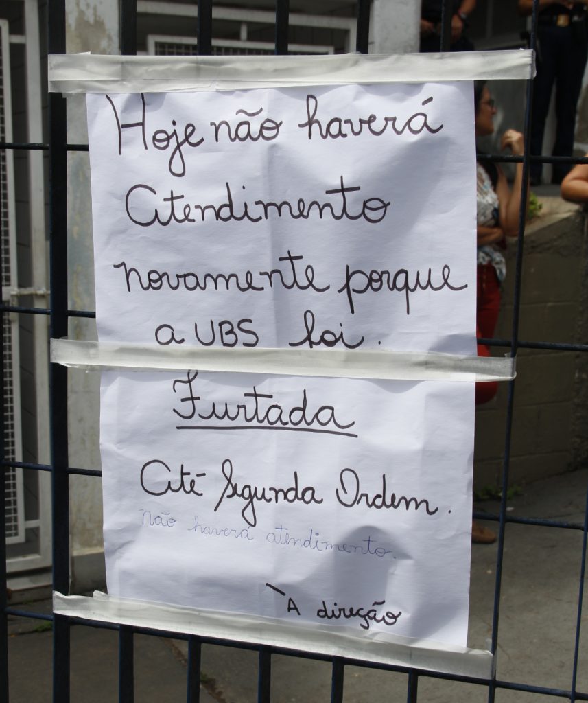 Cartaz foi colocado na porta da UBS horas após o assalto (Foto: Igor Andrade Cotrim)