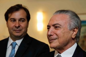 Temer foi levar presentes para as crianças (Foto: Beto Barata/ PR)