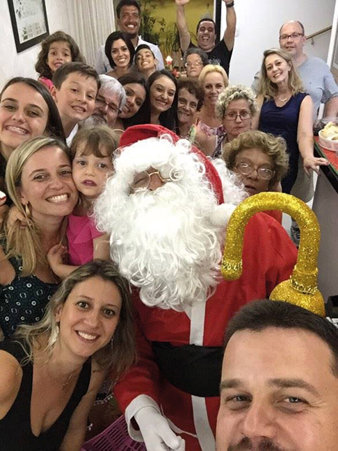 Brincadeira da família Curati teve até Papai Noel em 2015 (Foto: Arquivo Pessoal)