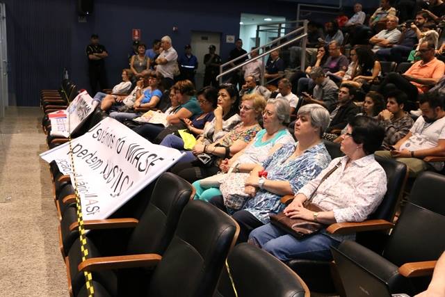 Grupo aguardou por quatro horas e meia até a votação em plenário (Foto: Oscar Jupiraci/CMSBC)