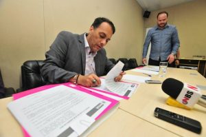 Em meio as críticas a gestão anterior, Atila assinou os decretos com as medidas econômicas da Prefeitura (Foto: Divulgação)
